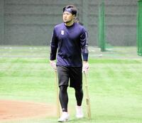 　特殊形状の練習用バットを手にする末包（撮影・畠山賢大）