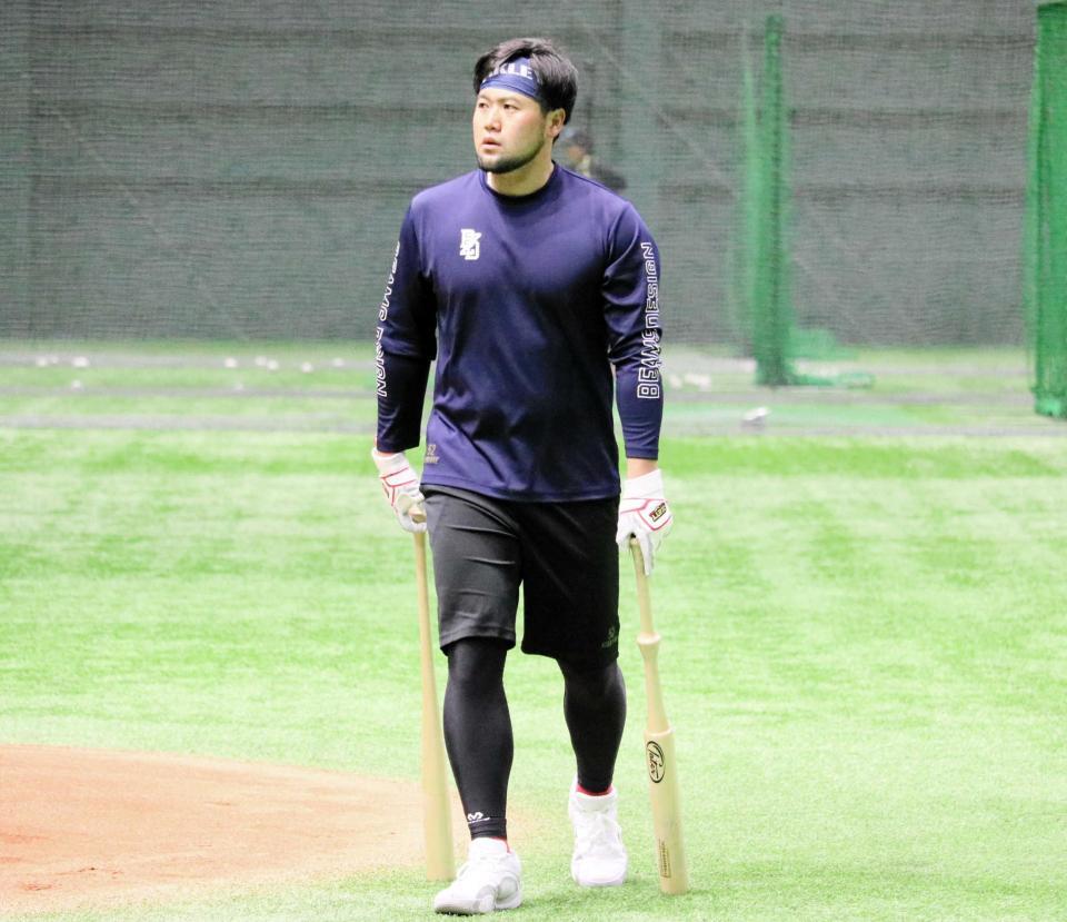 　特殊形状の練習用バットを手にする末包（撮影・畠山賢大）