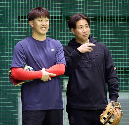 　小園（左）と談笑する山足