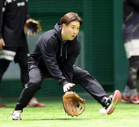 　ノックを受ける山足（撮影・市尻達拡）