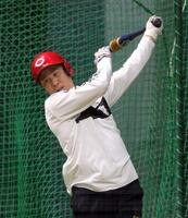 　合同自主トレに合流し、打撃練習をする山足（撮影・市尻達拡）