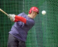 　打撃練習をする小園（撮影・市尻達拡）