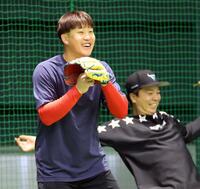 　笑顔でノックを受ける小園（撮影・市尻達拡）