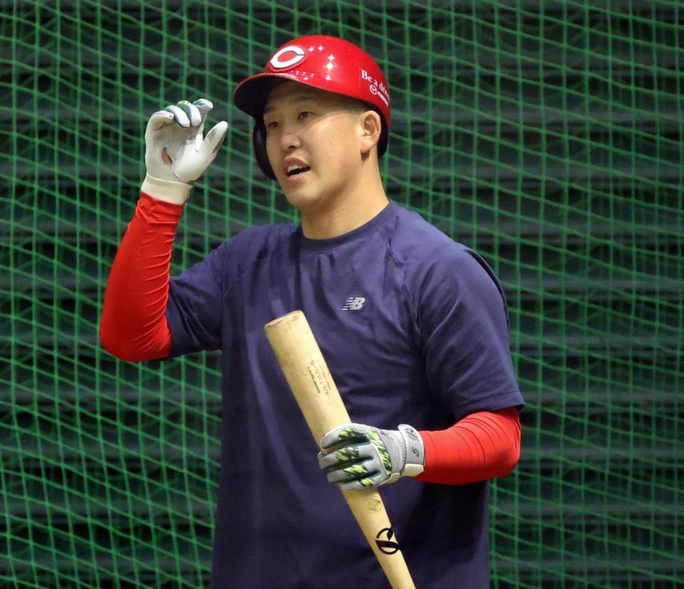 　打撃練習を終え、あいさつする小園（撮影・市尻達拡）