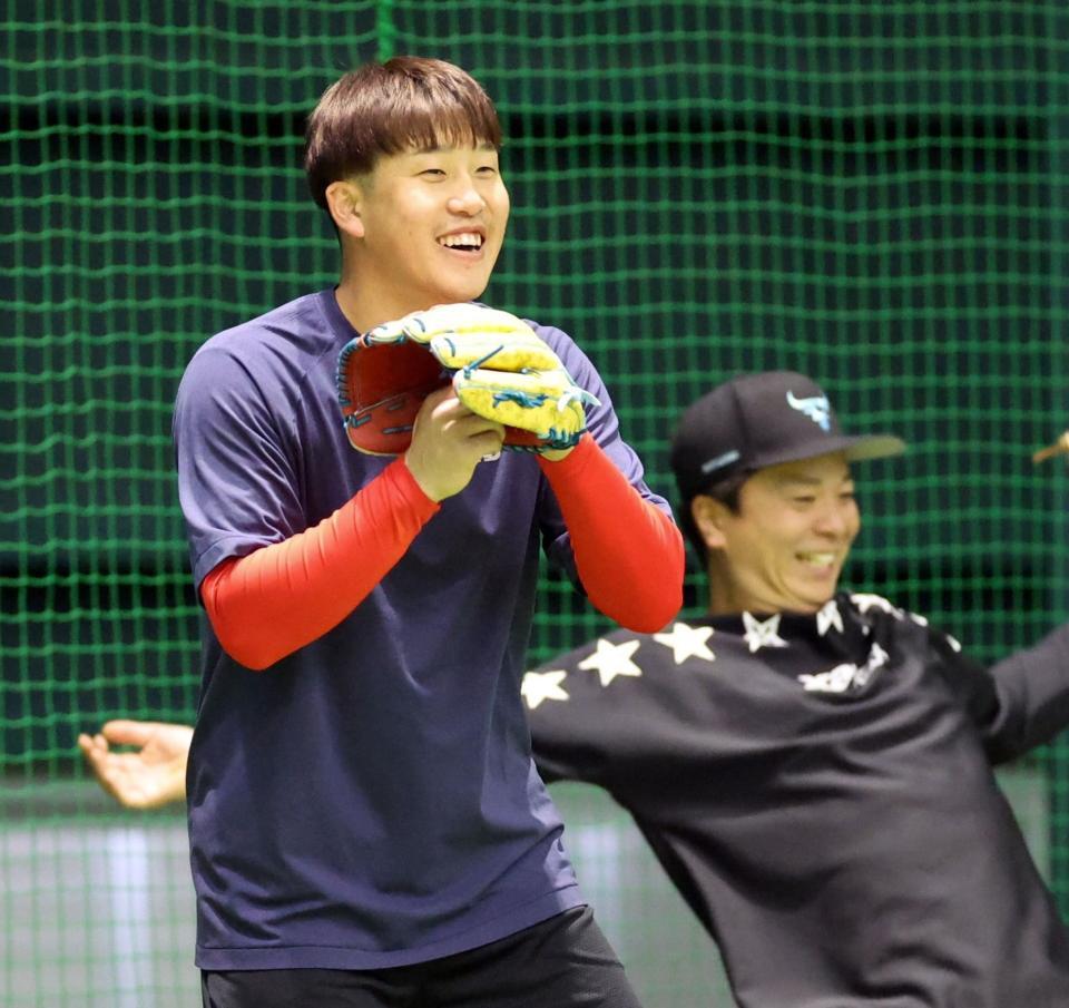 　笑顔でノックを受ける小園（撮影・市尻達拡）