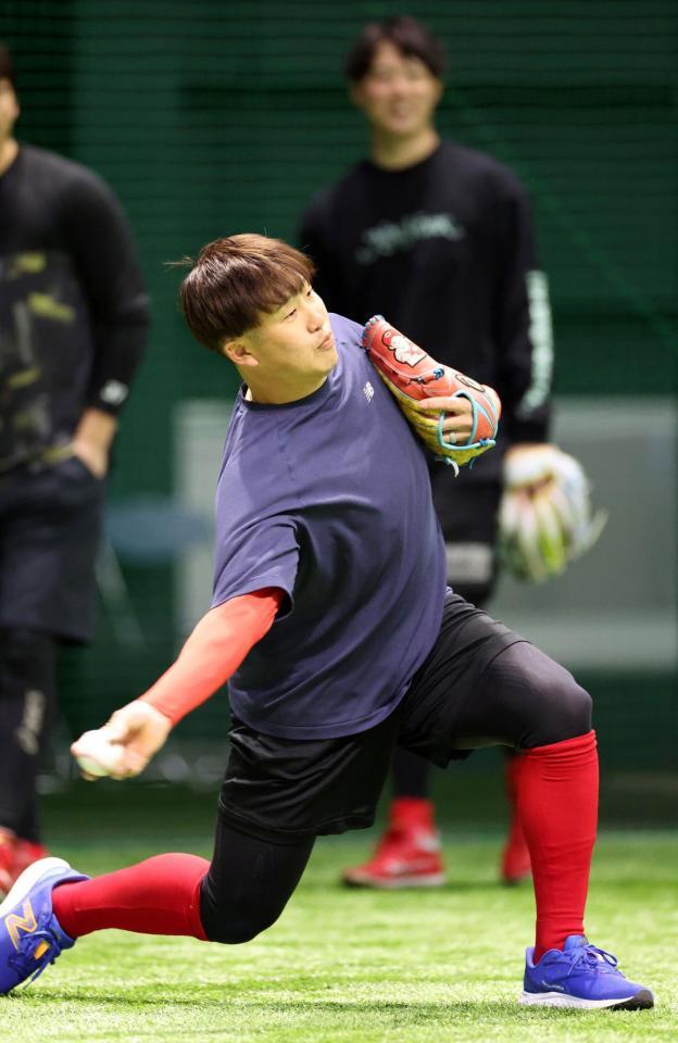 　ノックを受け、下手投げで送球する小園（撮影・市尻達拡）