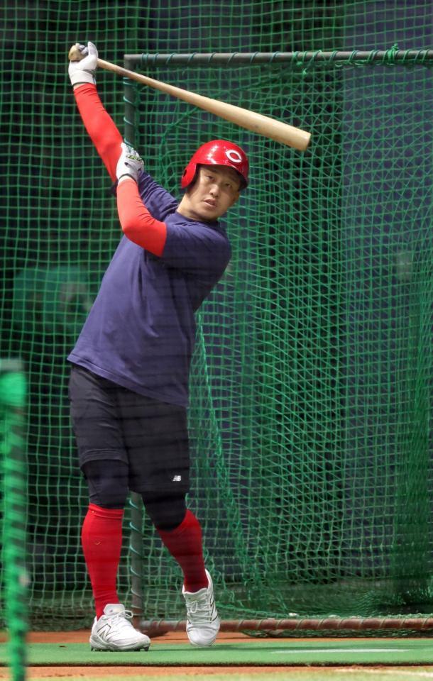 　合同自主トレに合流し、打撃練習をする小園（撮影・市尻達拡）