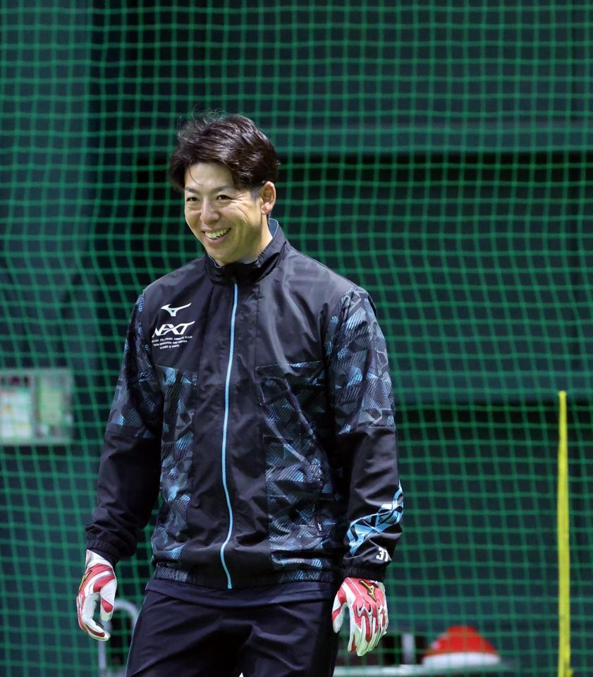 　練習中に笑顔を見せる野間（撮影・市尻達拡）