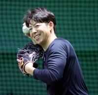 　笑顔でキャッチボールをする野間　