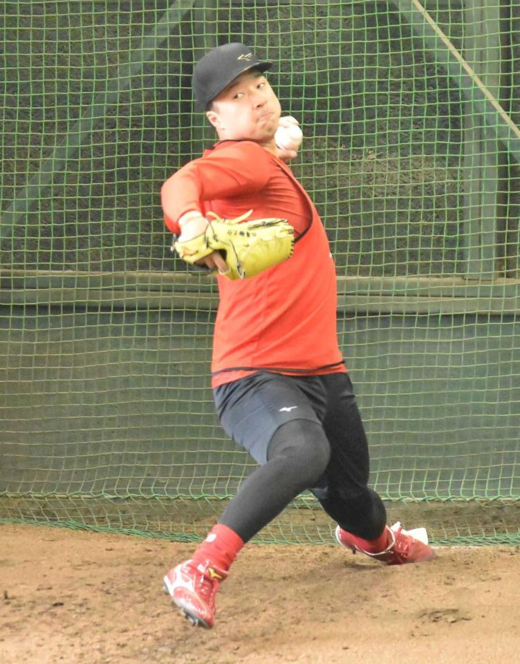 　ブルペンで力強いボールを投げ込む佐藤柳（撮影・高橋涼太朗）
