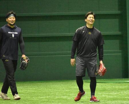 　笑顔でノックを受ける栗林