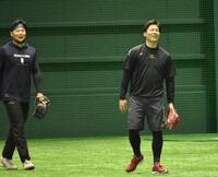 　笑顔でノックを受ける栗林