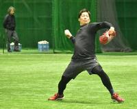 　キャッチボールを行う栗林