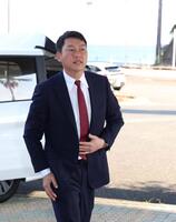 　春季キャンプを翌日に控え、宿舎に入った新井監督（撮影・市尻達拡）