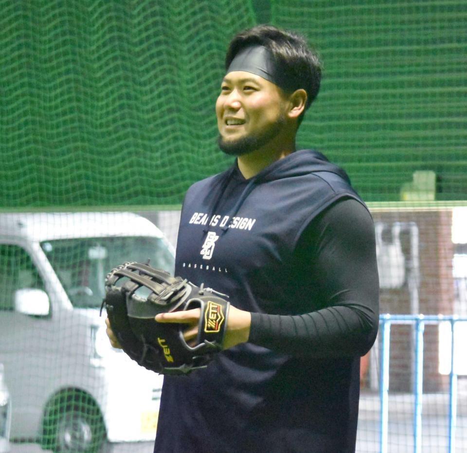 　ファーストミットでキャッチボールを行う末包（撮影・高橋涼太朗）