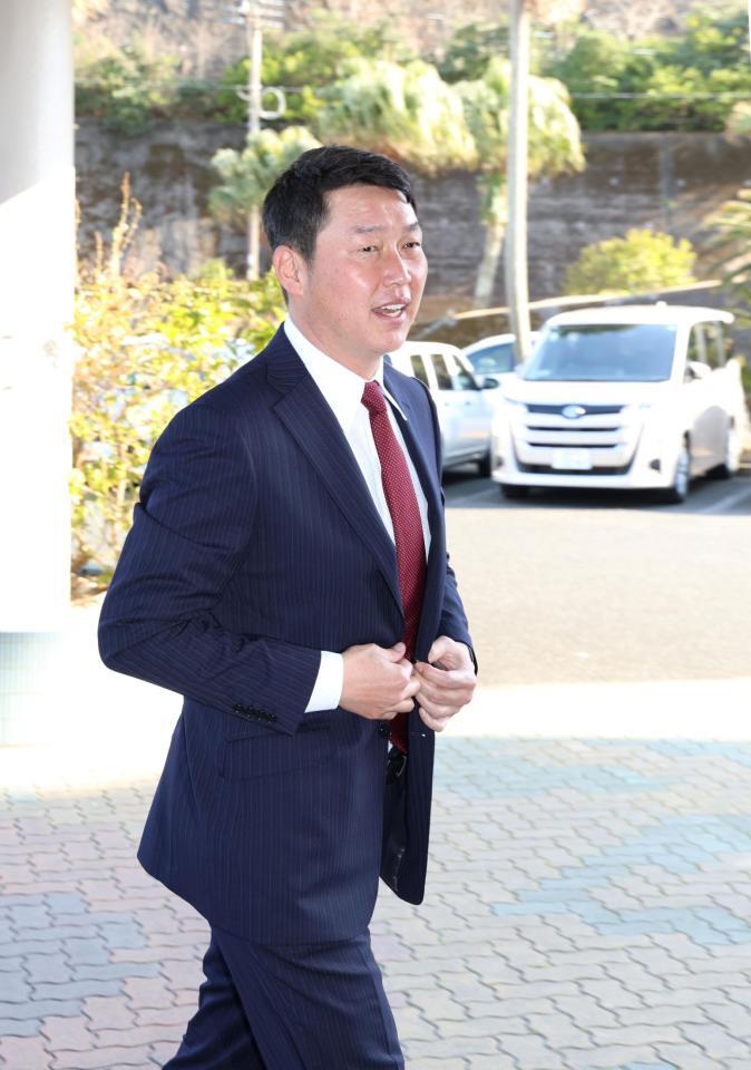 　春季キャンプを翌日に控え、宿舎に入った新井監督（撮影・市尻達拡）