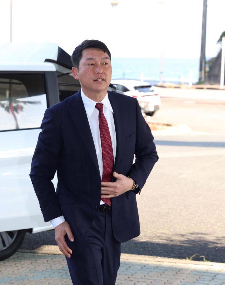 　春季キャンプを翌日に控え、宿舎に入った新井監督（撮影・市尻達拡）