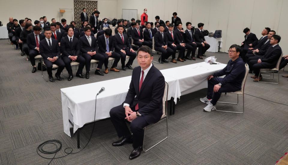 　春季キャンプを翌日に控え、ミーティングを行う新井監督（撮影・市尻達拡）