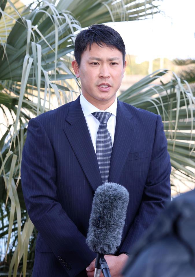 　取材に答える堂林（撮影・市尻達拡）