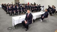 　春季キャンプを翌日に控え、ミーティングを行う新井貴浩監督