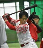 　打撃練習を行う佐々木