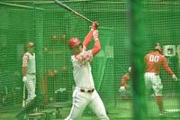 　打撃練習を行う佐々木