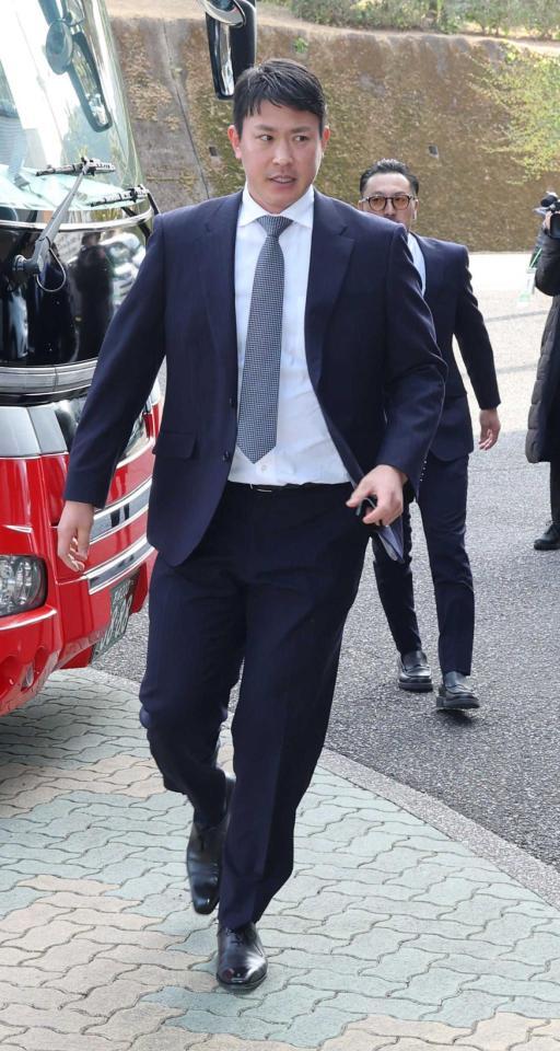 　宿舎に入る堂林（撮影・市尻達拡）