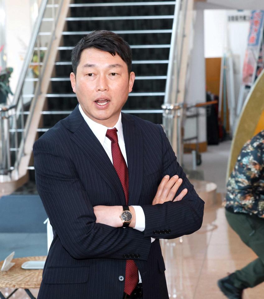 　報道陣の質問に答える新井監督（撮影・市尻達拡）