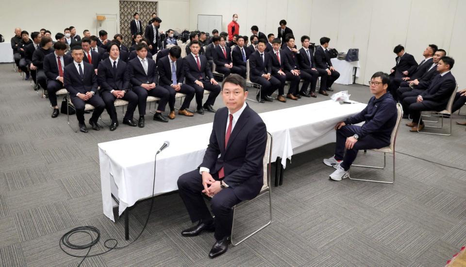 　春季キャンプを翌日に控え、ミーティングを行う新井貴浩監督