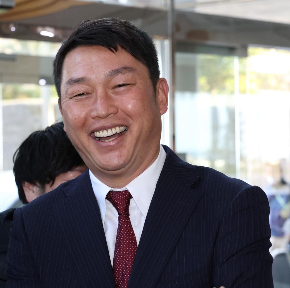 　報道陣の質問に答える新井監督（撮影・市尻達拡）