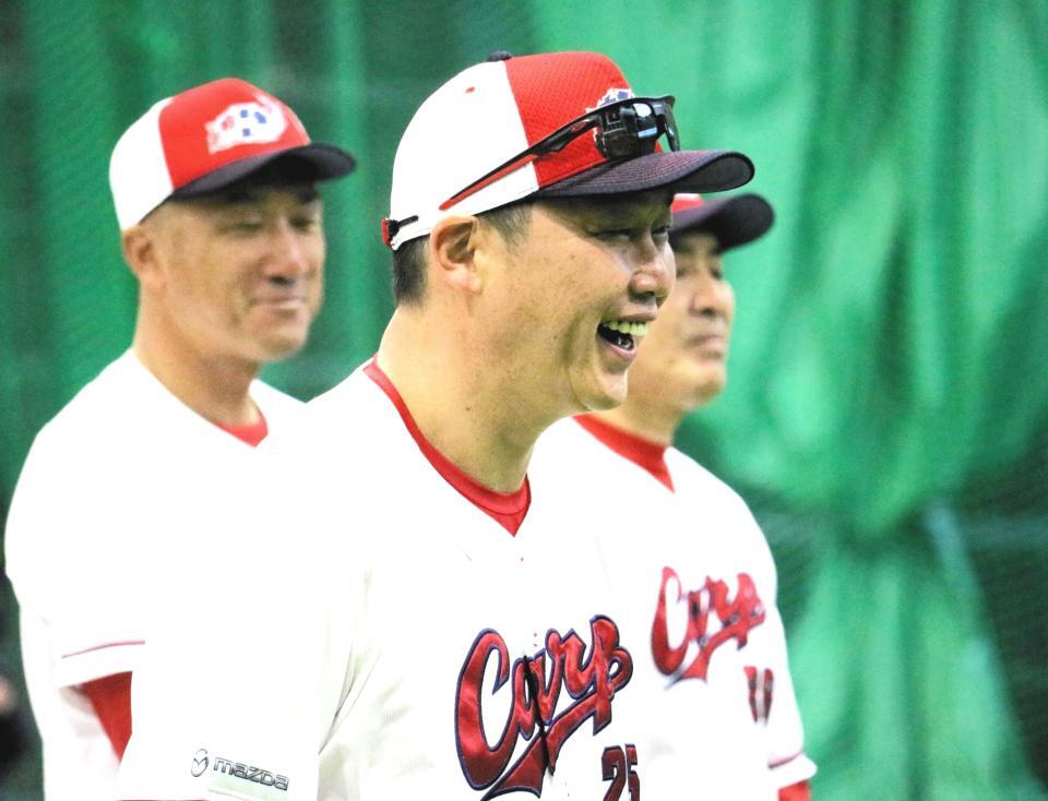 　園児からの言葉に笑顔を見せる新井監督（撮影・畠山賢大）