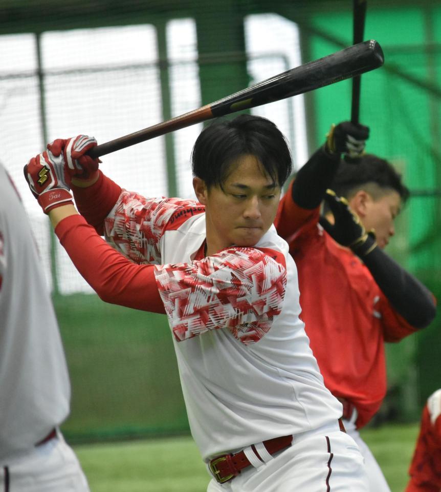 　打撃練習を行う佐々木