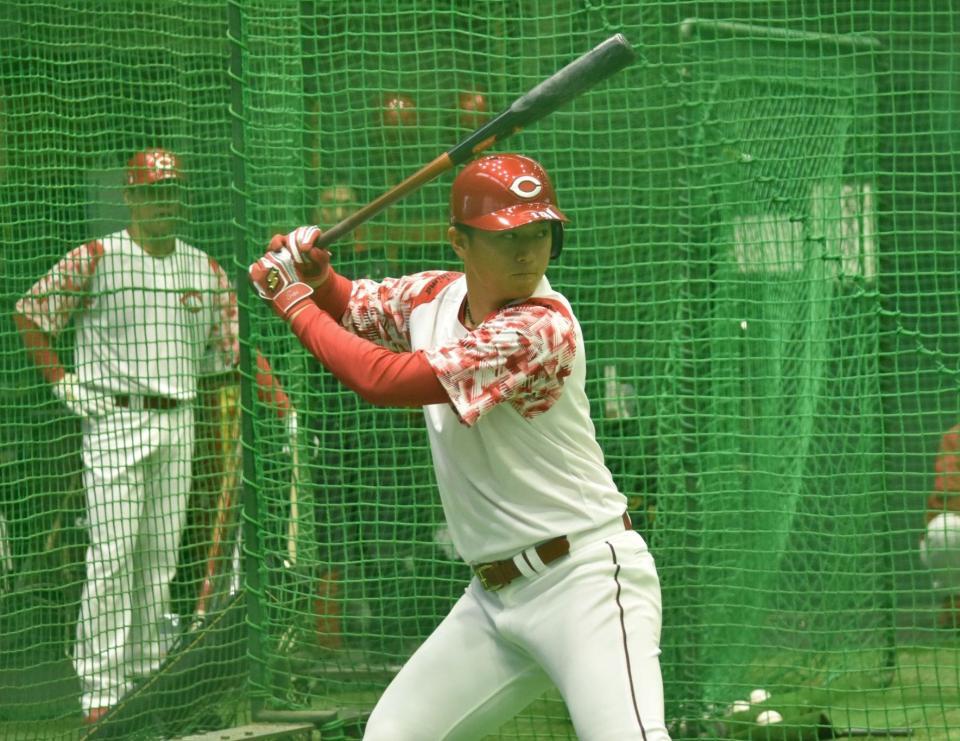　打撃練習を行う佐々木