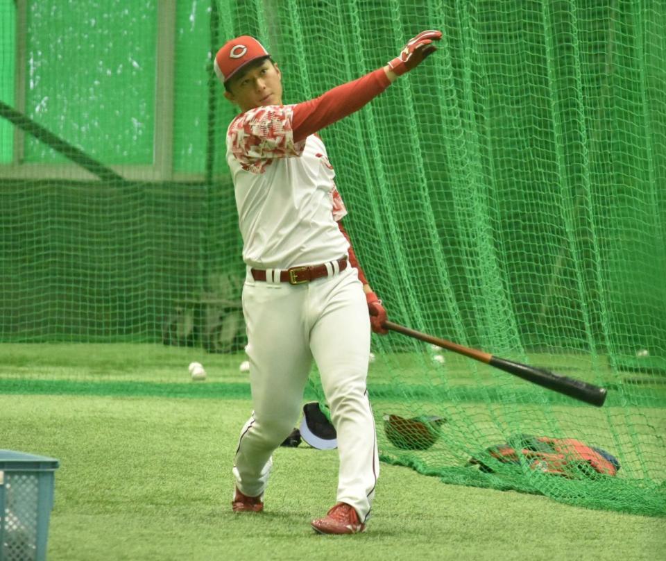 　打撃練習を行う佐々木