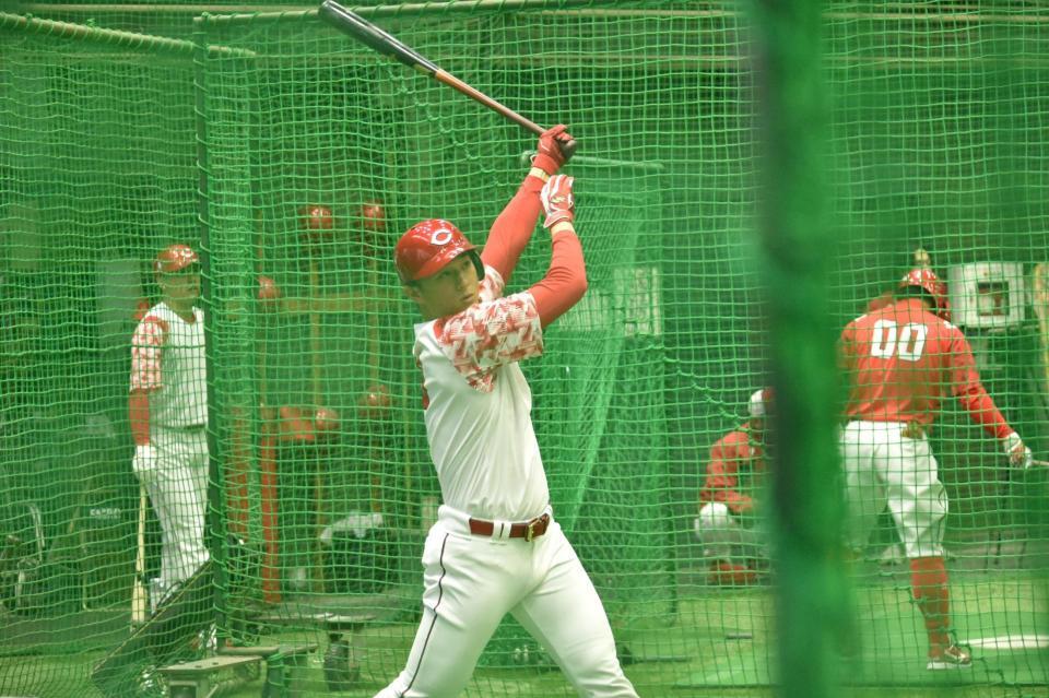 　打撃練習を行う佐々木