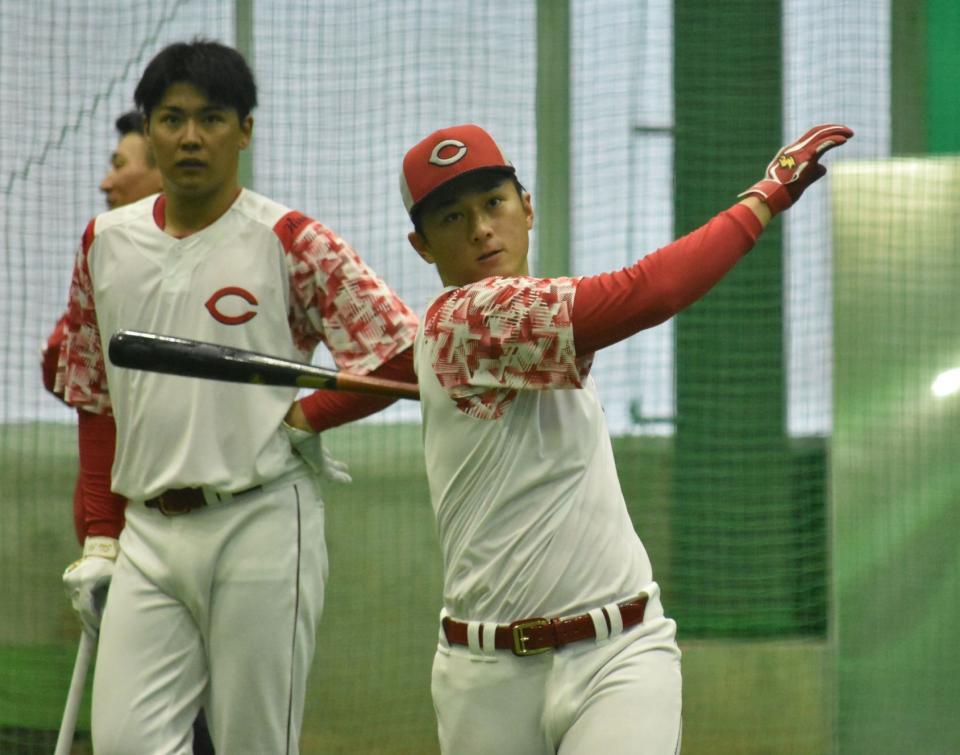 　打撃練習を行う佐々木