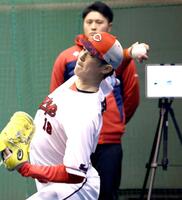 　キャンプ初日からブルペン入りし、投球する森下（撮影・市尻達拡）