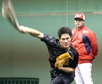 　野村コーチ兼アナリストの前でシャドーピッチングをする斉藤（撮影・市尻達拡）