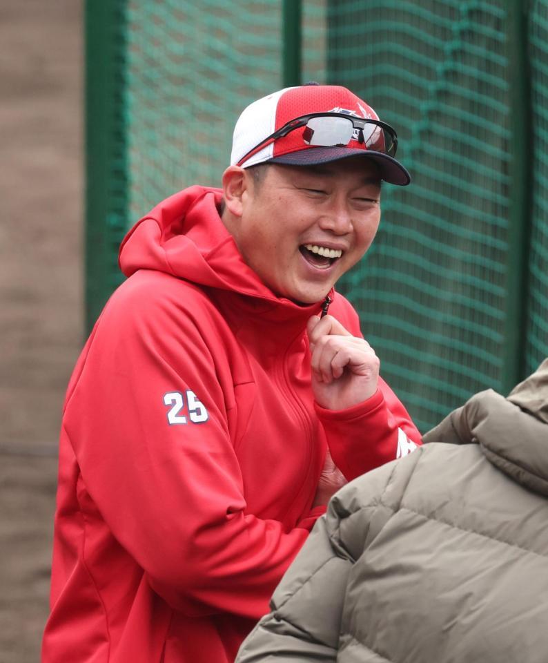 　練習中に笑顔を見せる新井監督（撮影・市尻達拡）