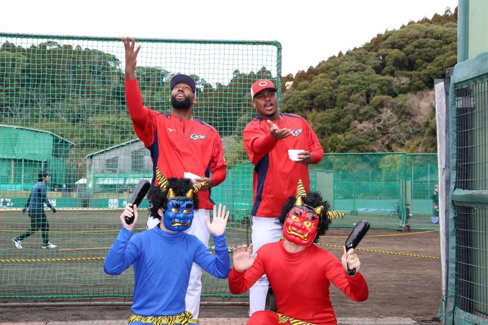 　節分を迎え、豆まきを体験する（左上から）ファビアンとモンテロ（撮影・市尻達拡）