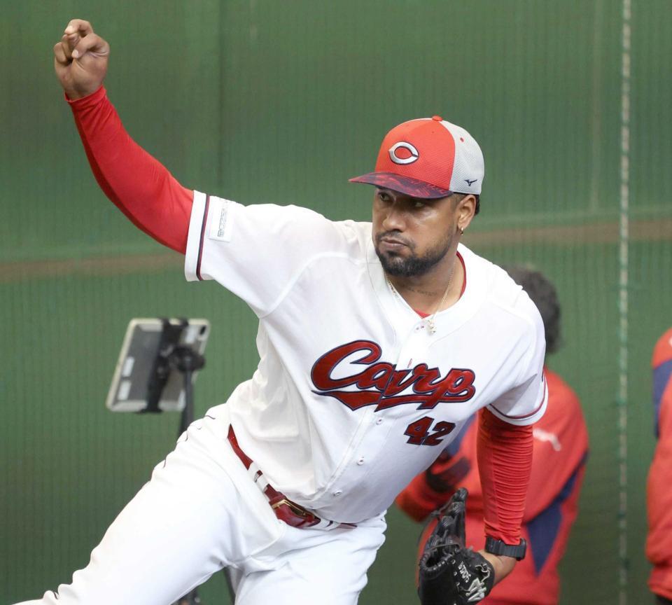 　今キャンプ初ブルペンで、力投するドミンゲス（撮影・市尻達拡）