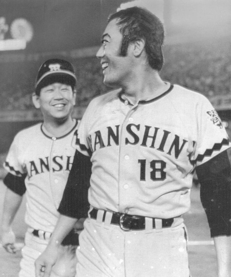 　好リリーフでセーブを挙げ、吉田監督（左）に迎えられる安仁屋＝１９７５年９月