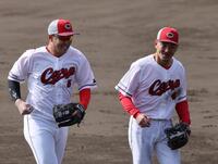 　二塁を守った小園（左）と笑顔でベンチに戻る矢野（撮影・市尻達拡）