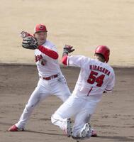 　シート打撃で併殺を完成させる矢野。走者は韮沢（撮影・市尻達拡）