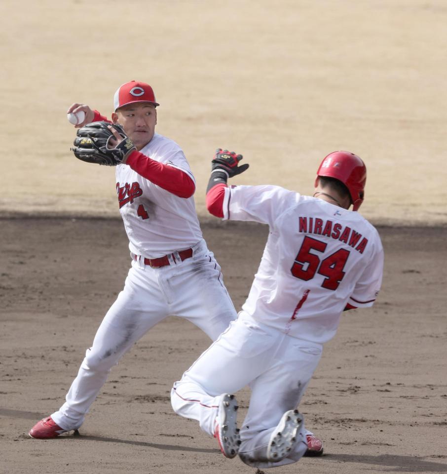 　シート打撃で併殺を完成させる矢野。走者は韮沢（撮影・市尻達拡）