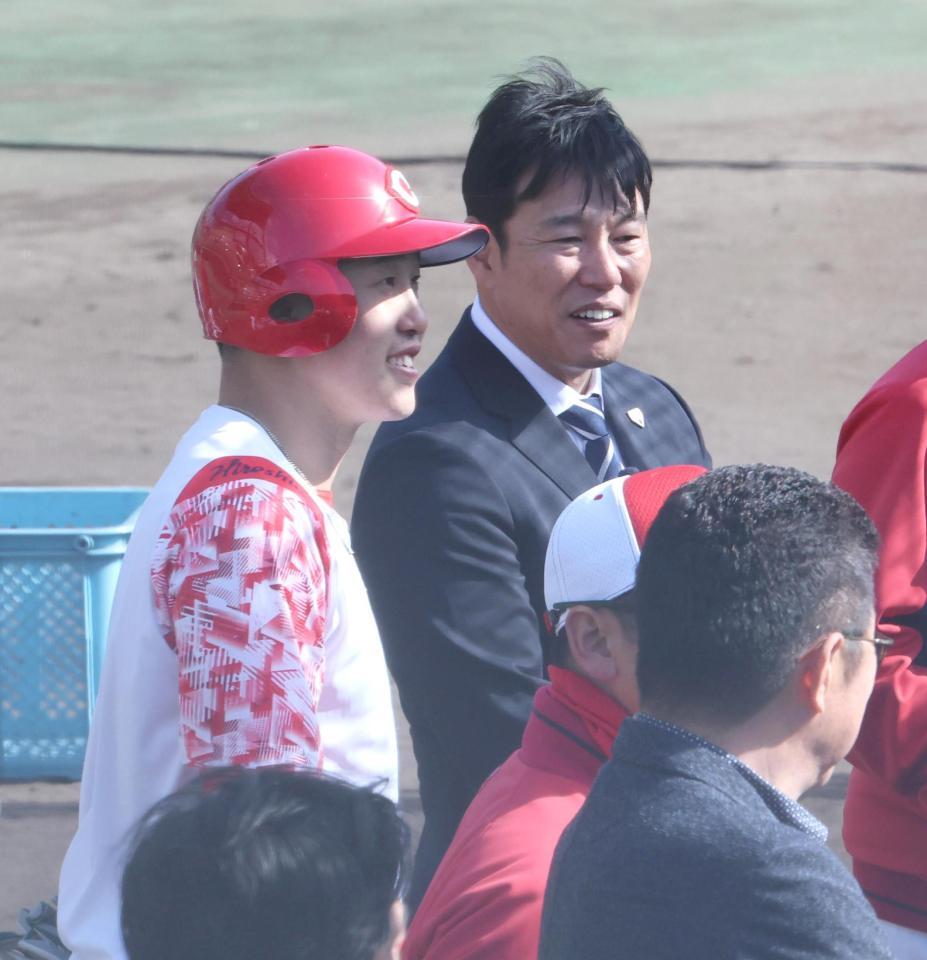 　小園（左）と言葉を交わす侍ジャパン・井端監督