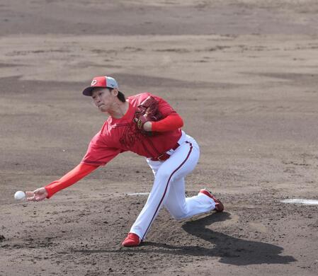 　シート打撃登板で、打者５人を無安打に封じた鈴木（撮影・市尻達拡）