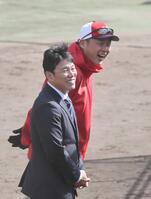 　談笑する新井監督と侍ジャパン井端監督（撮影・市尻達拡）