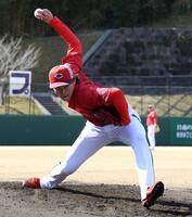 　シート打撃登板を前に、ブルペンで投球練習する鈴木（撮影・市尻達拡）