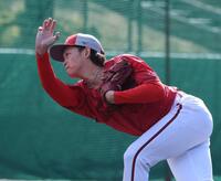 　シート打撃登板で打者５人を無安打に封じた鈴木（撮影・市尻達拡）